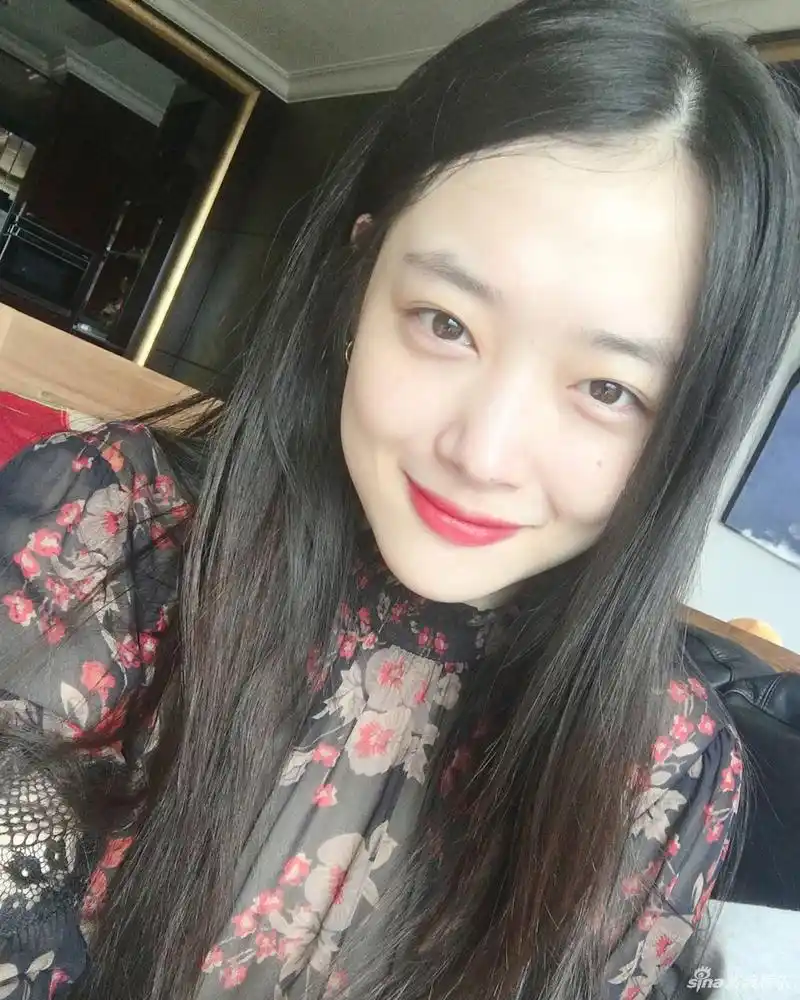 组图:崔雪莉剪短发焕然一新 依旧真空上阵清纯又性感