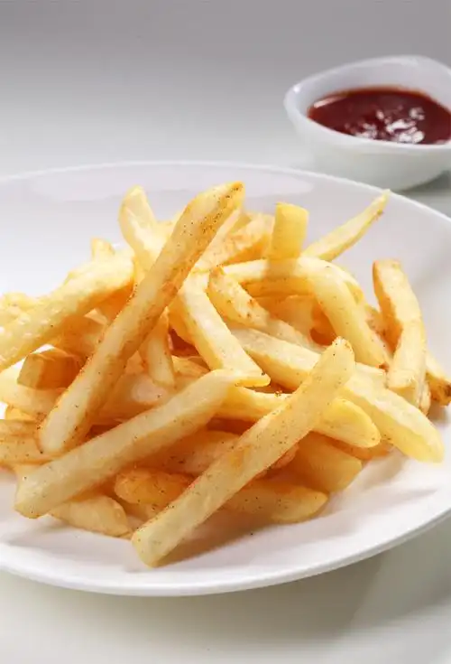 2,将土豆条放入水中浸泡几分钟.