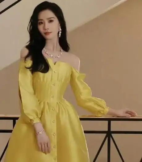 刘诗诗晒戛纳黄裙随拍 阳台上涂口红尽显法式风韵