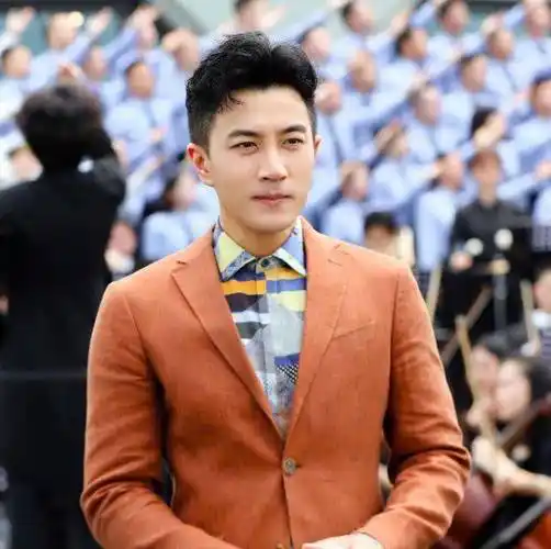 刘恺威分手后近照公开,西装打扮太减龄,年轻感不输给杨幂_套装_造型