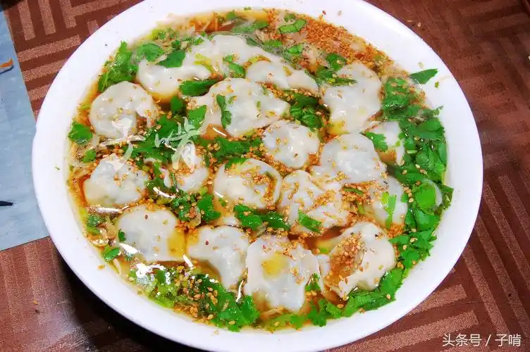 42元吃饺子,一斤饺子两人分,一半酸汤一半吃干的