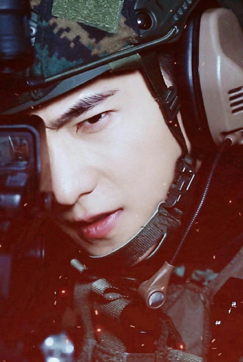 特战荣耀定档杨洋军装照帅气十足网友把军装焊在身上吧