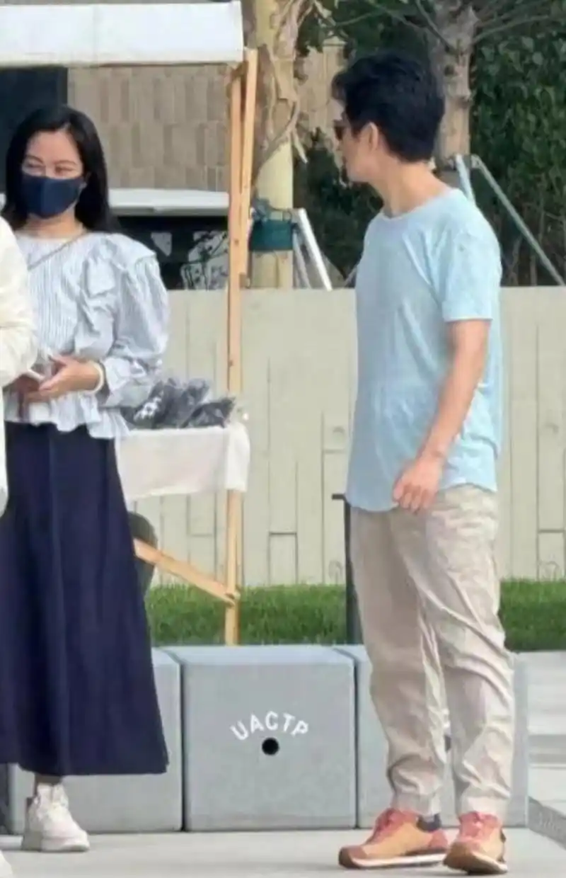 李健的妻子看上去知性文雅,虽然有网友称她蛮壮的,不过各花入各眼,也