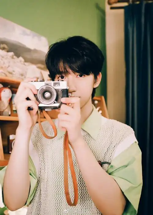 完美五官尽显,是日系少年的感觉没错了～一起上@咪咕视频看贺峻霖的