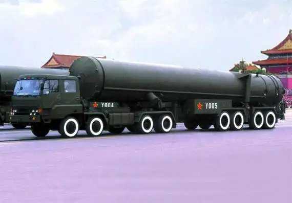 资料图:东风-31洲际弹道导弹发射车参加1999年国庆阅兵.