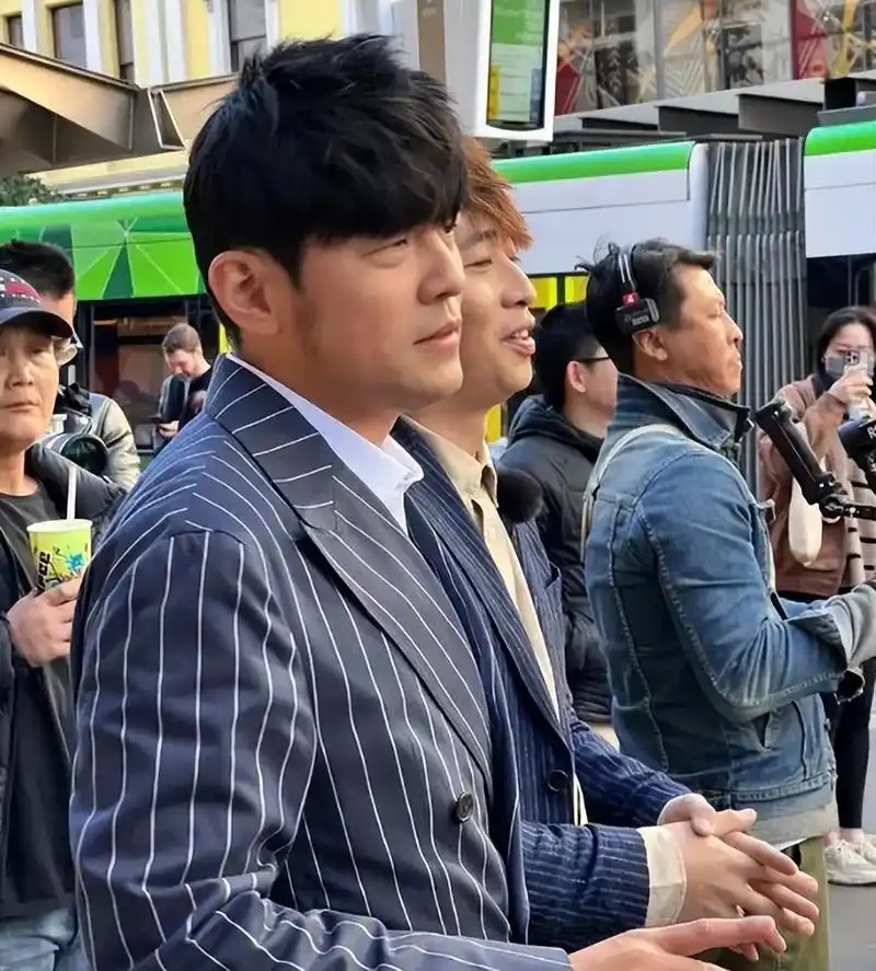 周杰伦现身海外录综艺,身材发福撞脸陈赫,网友:奶茶又喝多了