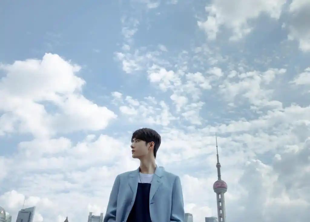 王一博 > 王一博蓝色西装帅气有型写真(7/9)王一博相关图片 推荐壁纸