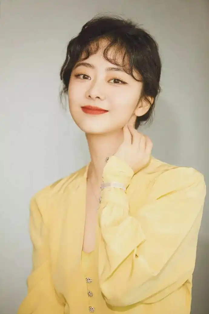 原创谭松韵的颜值巅峰就现在吧烫个复古小卷刘海笑起来好甜