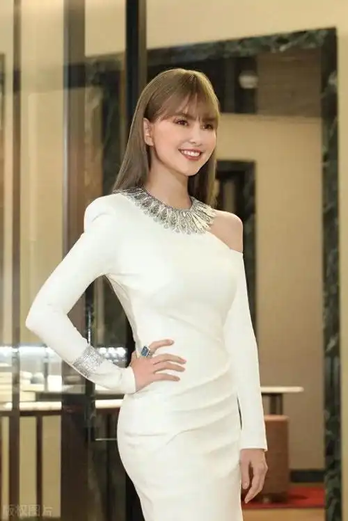 杰伦嫂昆凌台湾出席开叉白裙难掩凹凸身姿真不像生过3胎