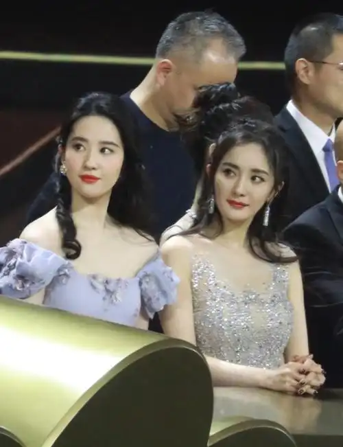 刘亦菲杨幂同框旧照引关注杨幂变成熟15年来刘亦菲依然仙气