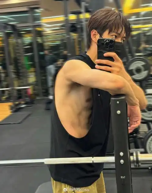 许凯soso和粉丝相爱相杀的日常又来了,本想在微博帅帅的晒个腹肌照