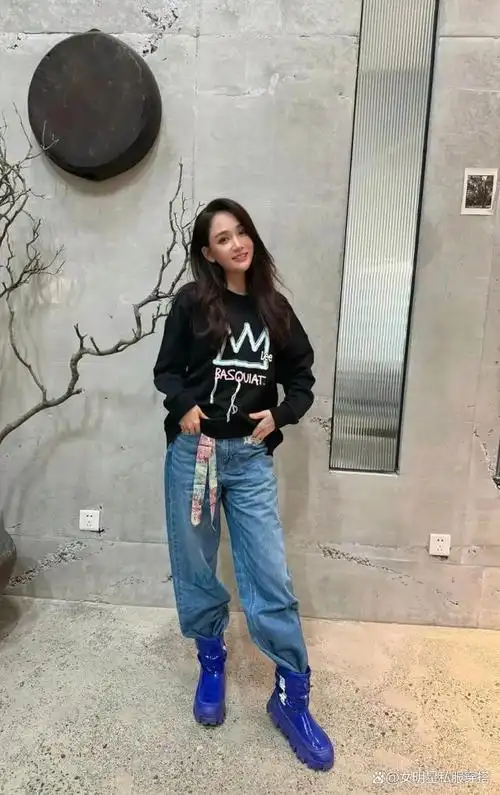 44岁的陈乔恩穿搭太显嫩了卫衣牛仔裤干净舒适很减龄