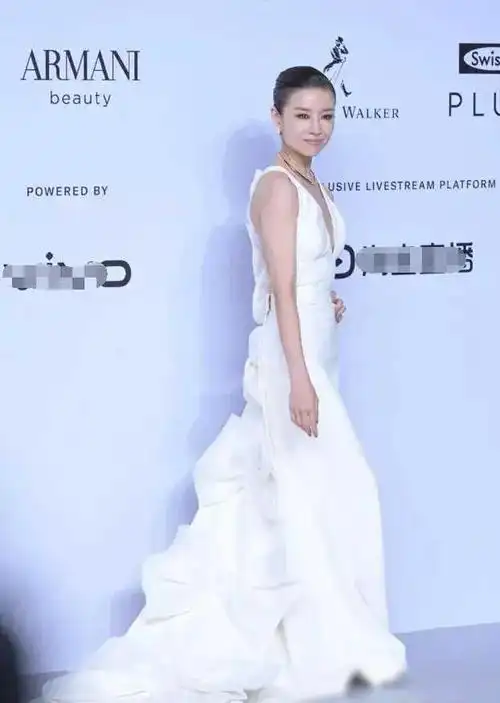 gq盛典"杀疯":杨紫瘦成大头娃娃景甜完胜董洁,倪妮杨幂同抢