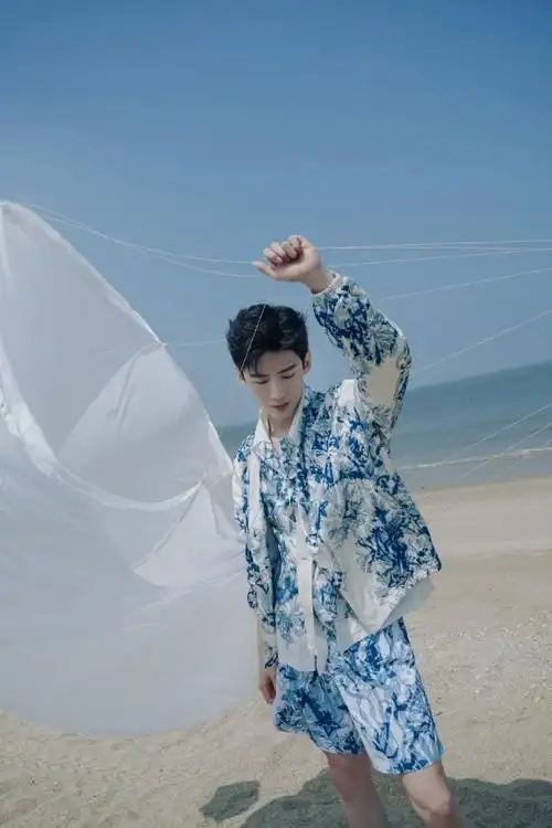 白敬亭海边拍照##白敬亭的腿毛