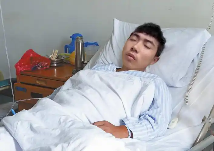 求大神帮我p一张睡在病床上的图,谢谢.图片自选.十分感谢.