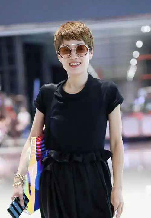 原创马伊琍近照穿搭真随意烂大街黑裙配毛绒拖鞋低调造型看完服了