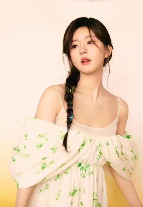 甜美十足!赵露思绿野仙露美照_网易订阅