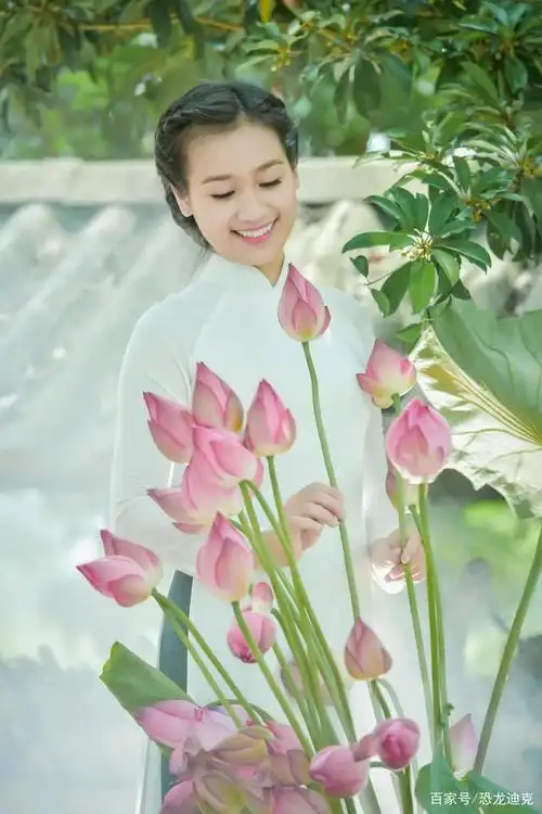 越南采莲女,身着奥黛,手捧莲花,清新淡雅很迷人