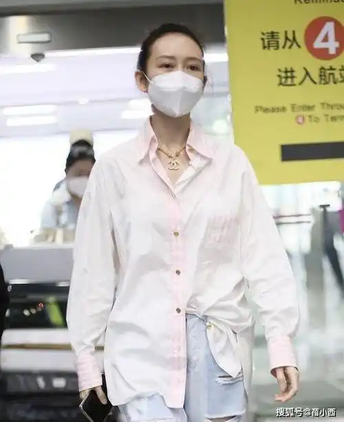 王鸥当妈后身材恢复真快穿露腰背心牛仔裤41岁美出新高度