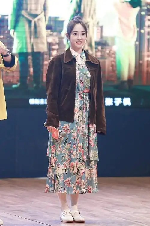 白百何重新复出颜值没变化但碎花裙配西装衣品有些下降