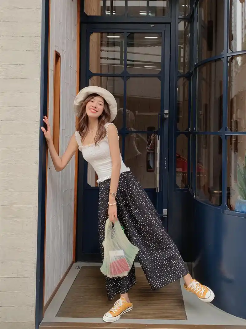 陈赫老婆张子萱少女感逆天戴渔夫帽搭小背心清新减龄不像35岁