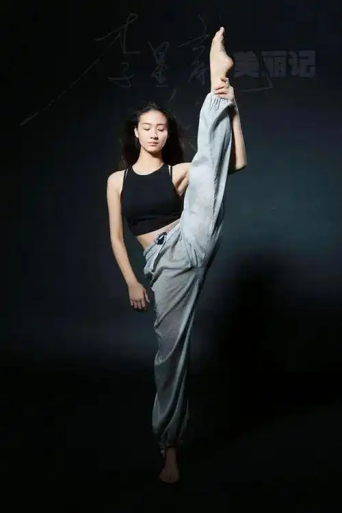 一字马又叫劈腿,劈叉,两条腿前后分的叫竖叉,左右的叫横叉软开度完全