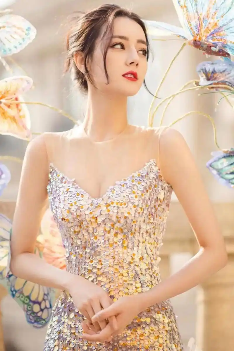 异域美女迪丽热巴,颜值在线身材也在线,超级赞!