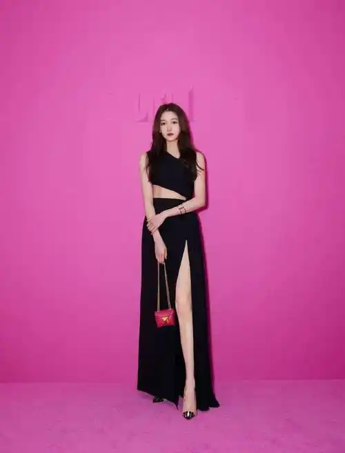 关晓彤是童星出道,她以前小时候就接演过《无极》《暖》.