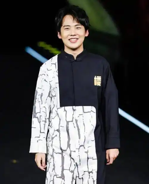 今年23岁的郭麒麟在事业上崭露头角,受到不少前辈的喜欢和帮助,郭麒麟