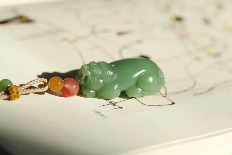 和田玉碧玉粉青招财貔貅挂件