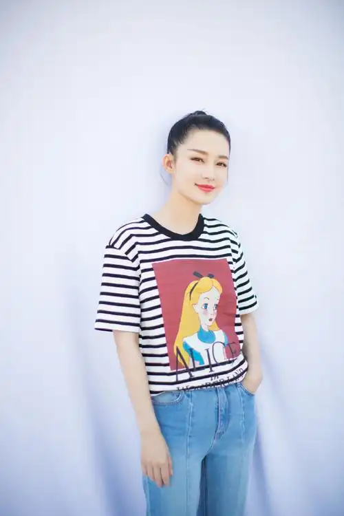 爱丽丝印花t恤不同女明星的搭配一览,杨紫,孟美岐,李沁和鞠婧祎中