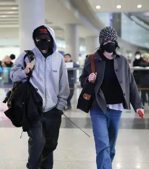 谢霆锋复合10年感情稳定,二人机场秀恩爱,还给粉丝送签名|李湘|张柏芝