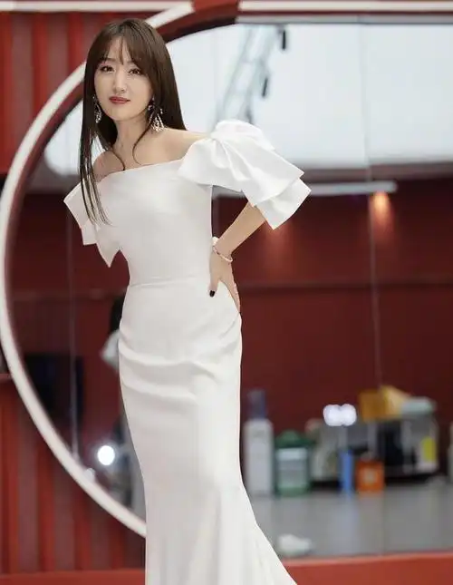 杨钰莹不是装嫩是真嫩穿浅蓝色蕾丝鱼尾套装清新减龄秒变18岁