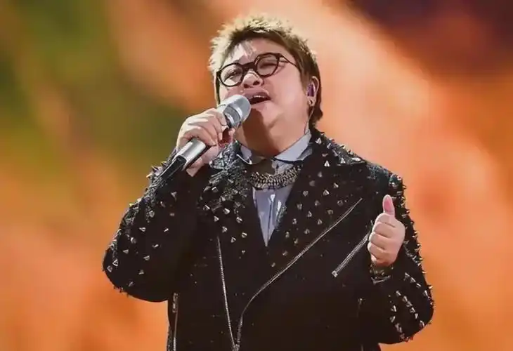 韩红自称"大学校花",本以为是句玩笑话,看到18岁照片被惊艳了