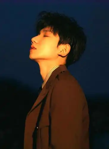 王源的喉结有一种迷惑的感觉,总想凑近去观察一下