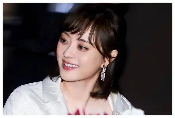 孙俪42岁披长发现活动,脸蛋圆润!白裙温婉优雅!_养生_表演_娘娘