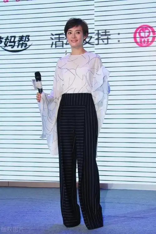 孙俪真有娘娘范薄纱上衣搭高腰拖地裤秀三七比例气场全开