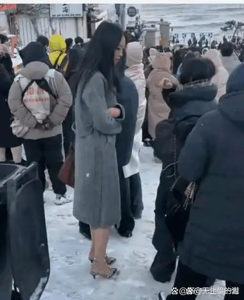 雪地光脚冻红脚丫赤脚女子大街冬天脚红了脚趾蜷缩赤脚女子冬天脚趾