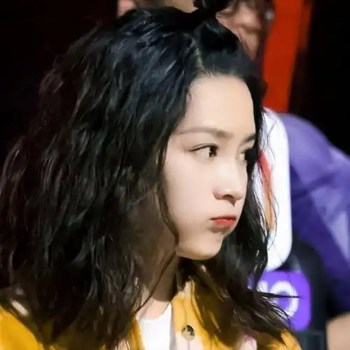 李沁一些嘟嘴的日常,真的怪可爱的!|李沁_新浪新闻