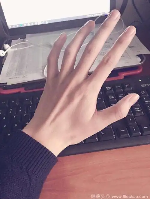 心理学:选一只手测一下你因美貌而被人忽略掉了什么,我是才华