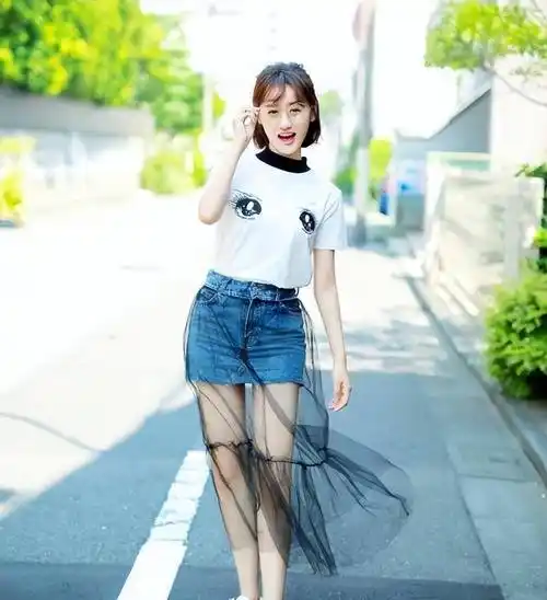 "小胡子"牛仔短裤搭配半短袖,袁冰妍再现迷人大眼!