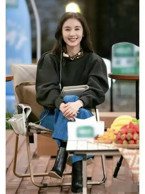 我们可以来看一看王子文所穿的这件卫衣,用这种深灰色的卫衣去搭配