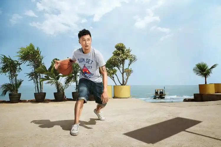 新婚过后余文乐米兰看秀,胖成圆脸叔叔,婚后生活不错嘛!