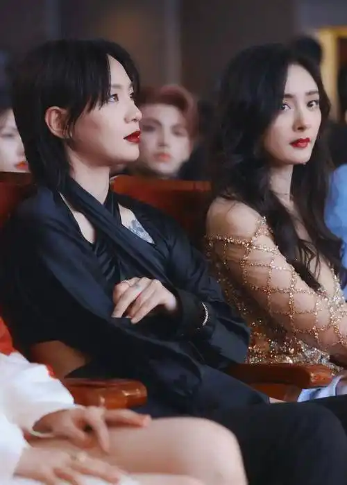 杨幂和周笔畅不愧是铁闺蜜,笔笔担心杨幂裙子太短,举动超暖心_关联_晚