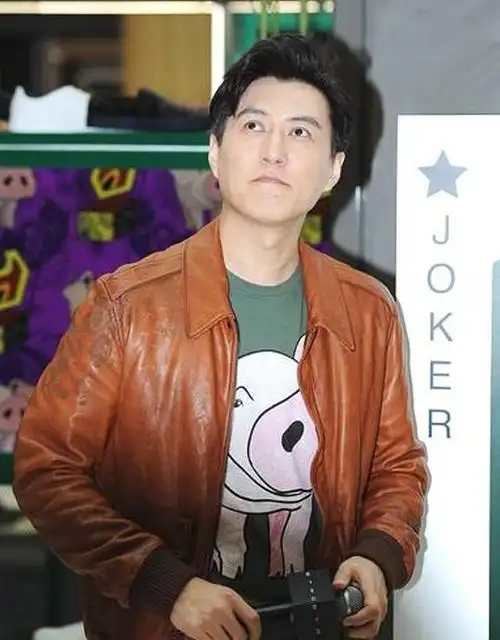 靳东"反油腻"的秘诀:穿基础款,梳偏分发型,45岁也很有男人味