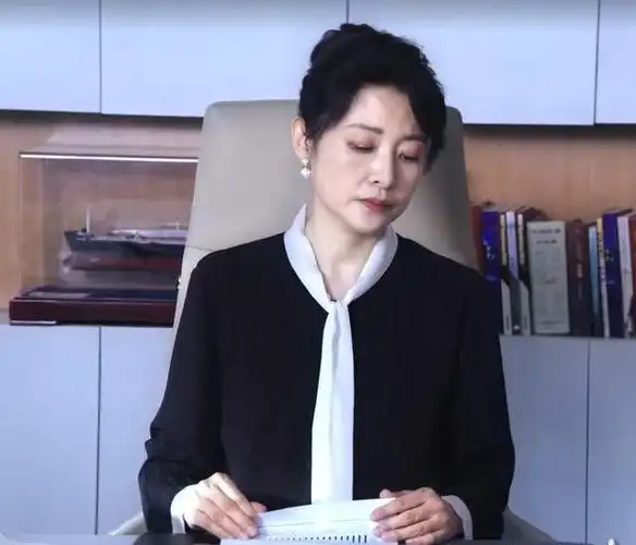 《老家伙》中饰演的角色是"霸道总裁"夏明舟,这个总裁是孙前程的老婆