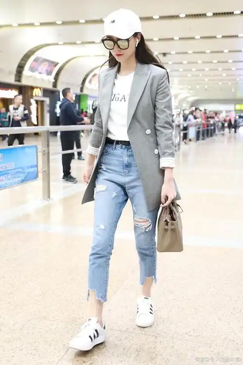 小白鞋与牛仔裤:青春永不褪色的时尚密码