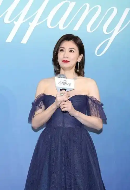 原创贾静雯皮肤也太白了吧露着肩膀头子一点都不保守一点没变老