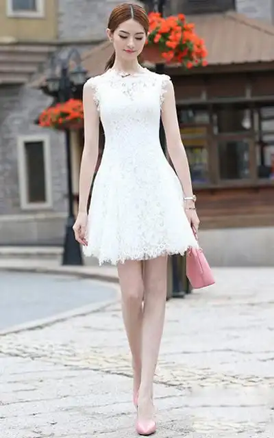 白色蕾丝连衣裙配什么颜色袜子