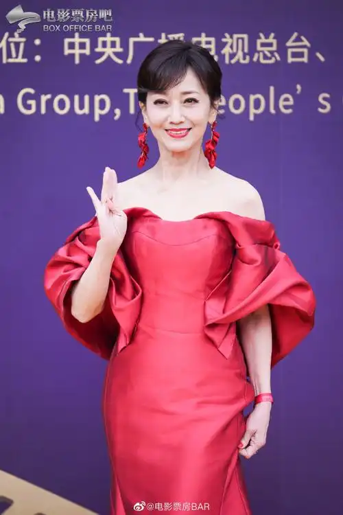 海南岛国际电影节开幕红毯#高清图来了演员@赵雅芝一袭抹胸红裙亮相